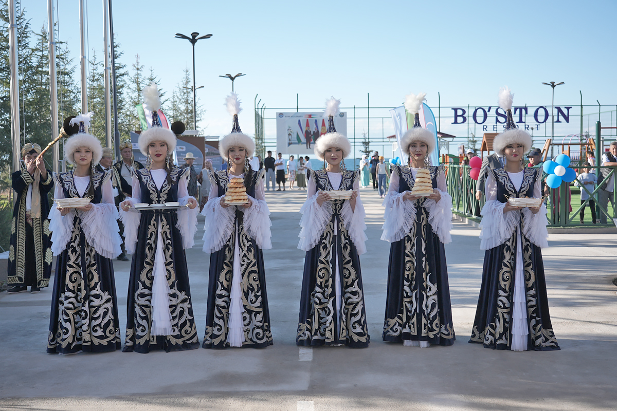 Символ дружбы на берегу Иссык-куля