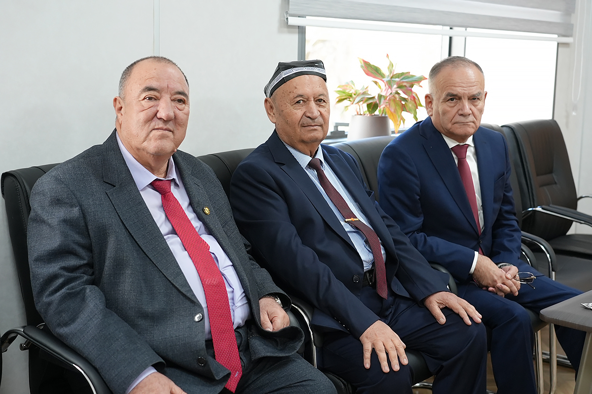 Ўзбекистон металлургия ва машинасозлик саноати ходимлари касаба уюшмаси фаоллари “Ўзбекистон касаба уюшмаларининг 120 йиллиги” эсдалик нишони билан тақдирланди