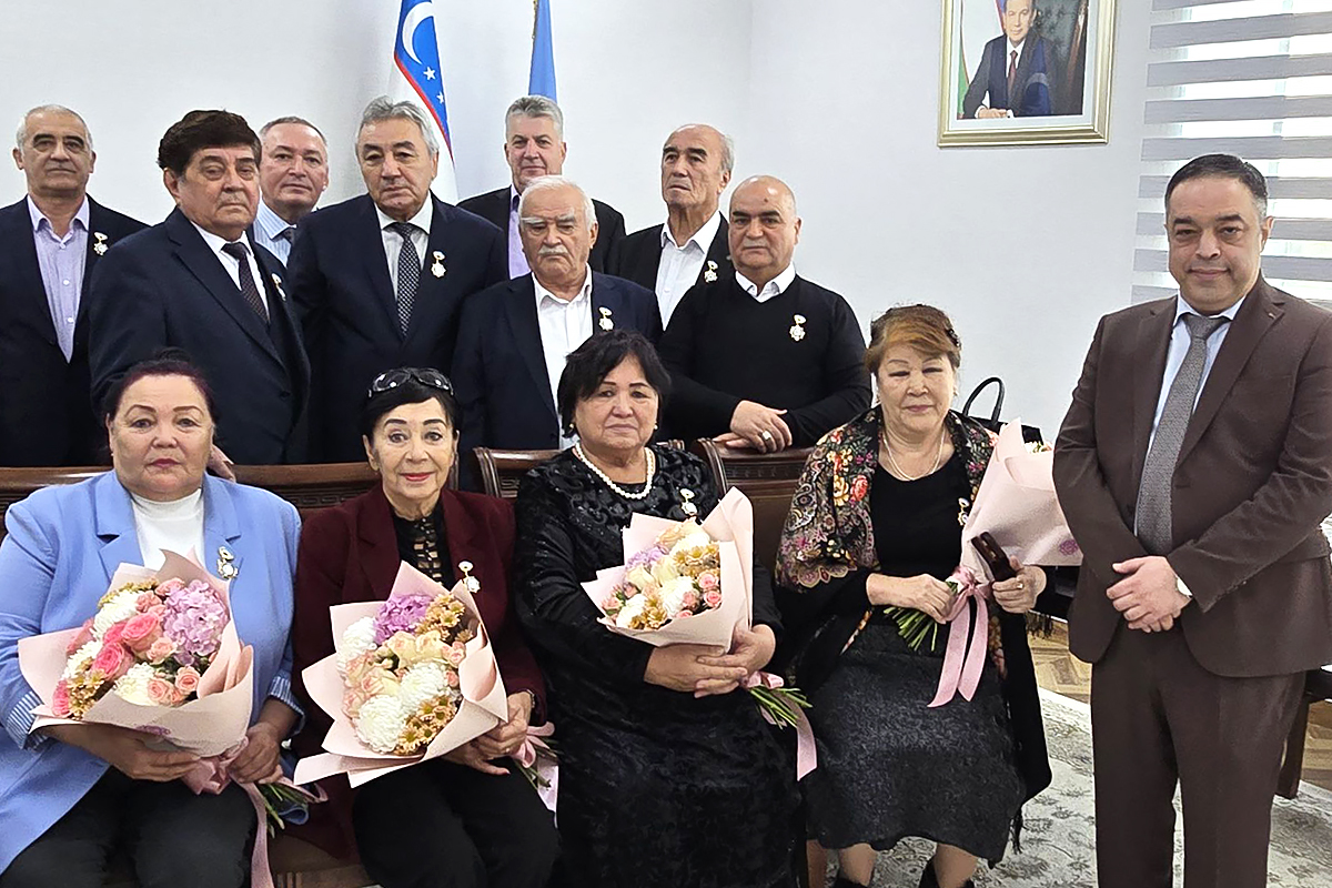 Ўзбекистон касаба уюшмалари ҳаракатининг 120 йиллиги муносабати билан эсдалик нишони фидойиларга топширилди