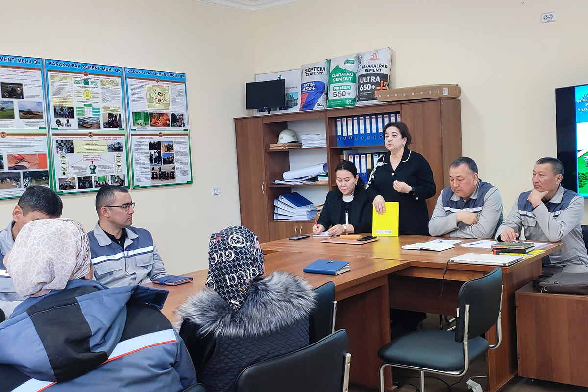 «Qoraqalpoq sement» MChJda jamoa shartnomasining ijrosi ko‘rib chiqildi
