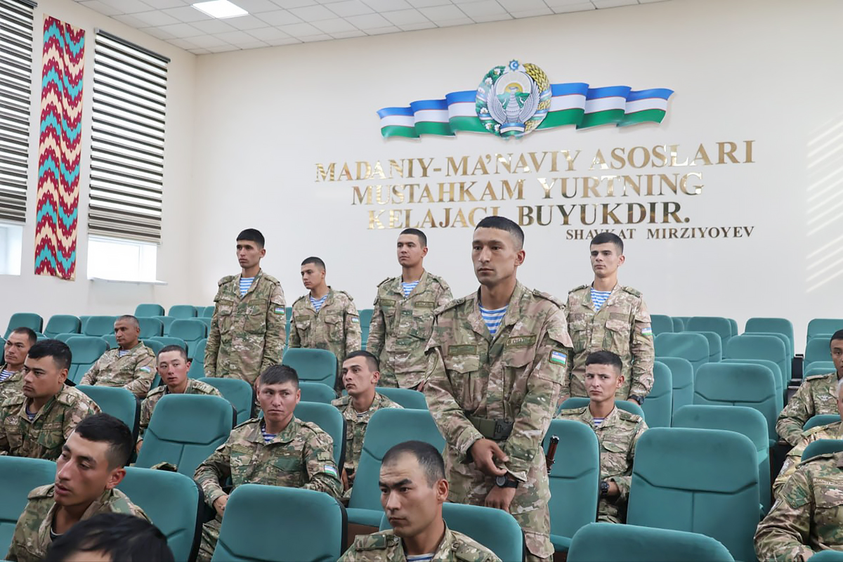 Чегарада хизмат қилаётган ёшлар билан очиқ суҳбат